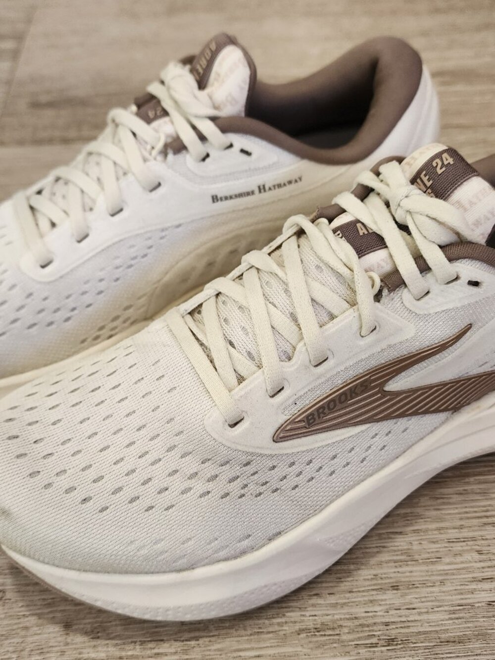 Brooks Adrenaline GTS 24 Berkshire Hathaway Running Shoes Women 9.5 Limited Edit